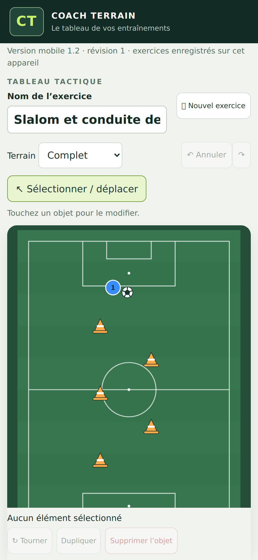 Coach Terrain : exercice de slalom avec cinq plots orange, un joueur et un ballon sur le terrain